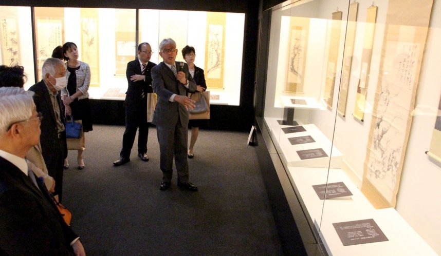 展示された林谷の作品について解説する田淵さん（右から２人目）＝香川県さぬき市寒川町、細川林谷記念館
