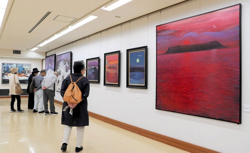 屋島の情景などを描いた作品を鑑賞する来場者＝香川県高松市番町、県文化会館