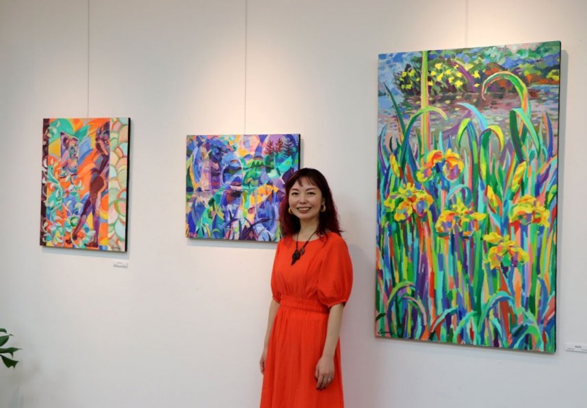 「言葉にできない思いを自由に描いた」と作品を紹介する中川さん＝香川県坂出市駒止町、かまどホール