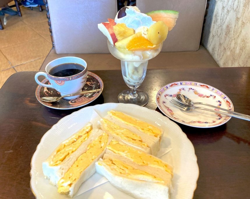 人気メニューのサンドイッチとフルーツパフェ。コーヒーは自家焙煎