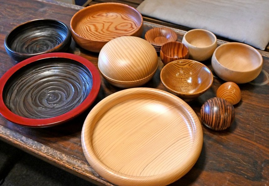 それぞれの木の特徴を生かして作られた木工作品