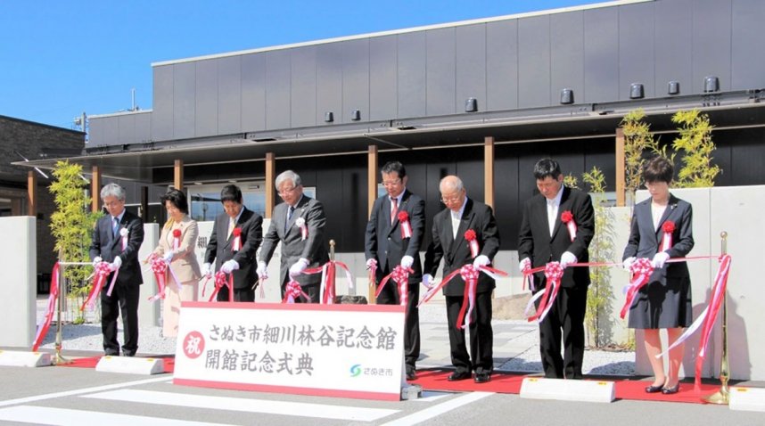 テープカットを行って完成を祝う大山市長（左から４人目）ら
