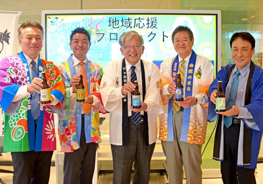 地域応援プロジェクトの一環として完成した「ご当地ビール」をＰＲする右から辻村善通寺、佐伯観音寺、大山さぬき、上村東かがわ、山下三豊の各市長＝東京都大田区