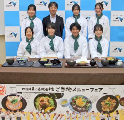 最優秀賞の宮下さん（前列左から２人目）をはじめ受賞した生徒ら＝香川県観音寺市天神町、観音寺総合高