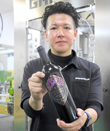 １７日から販売が始まる香大農Ｒ―１を使った本年産の赤ワイン＝香川県さぬき市小田、さぬきワイナリー
