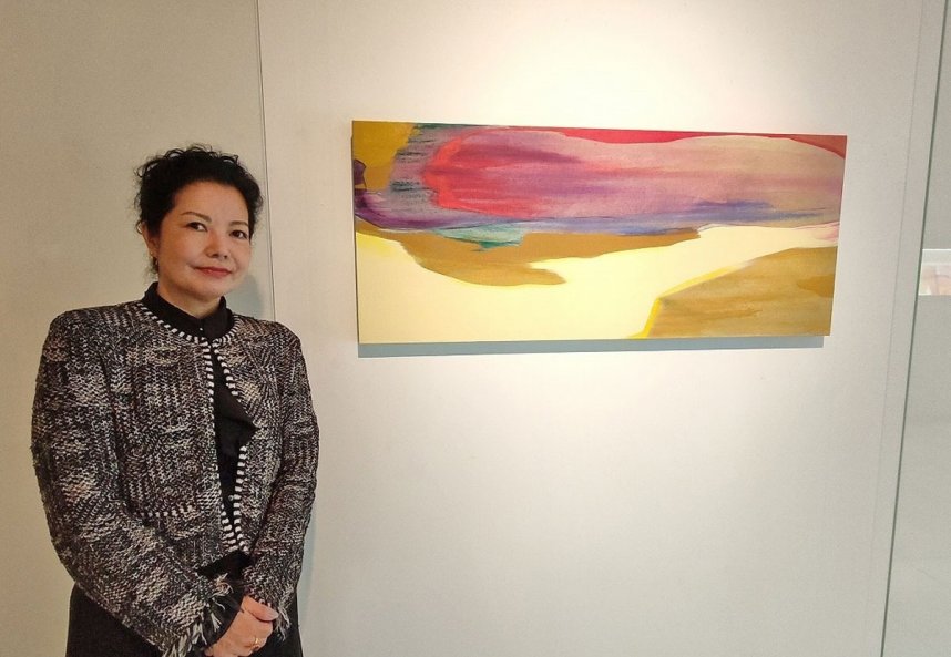 作品について説明する流＝香川県高松市屋島中町、四国村ギャラリー