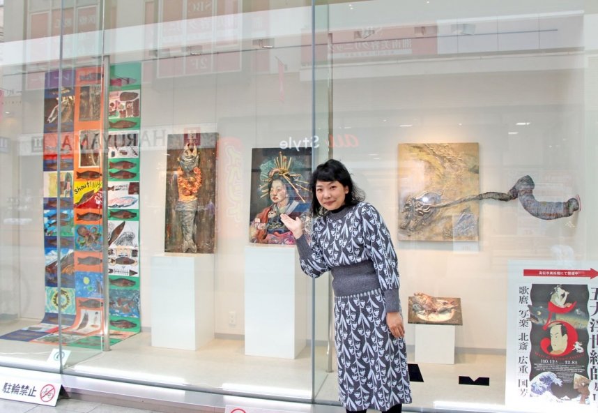 ブランチギャラリーに展示された作品と共に写真に収まる松井＝香川県高松市丸亀町、丸亀町商店街