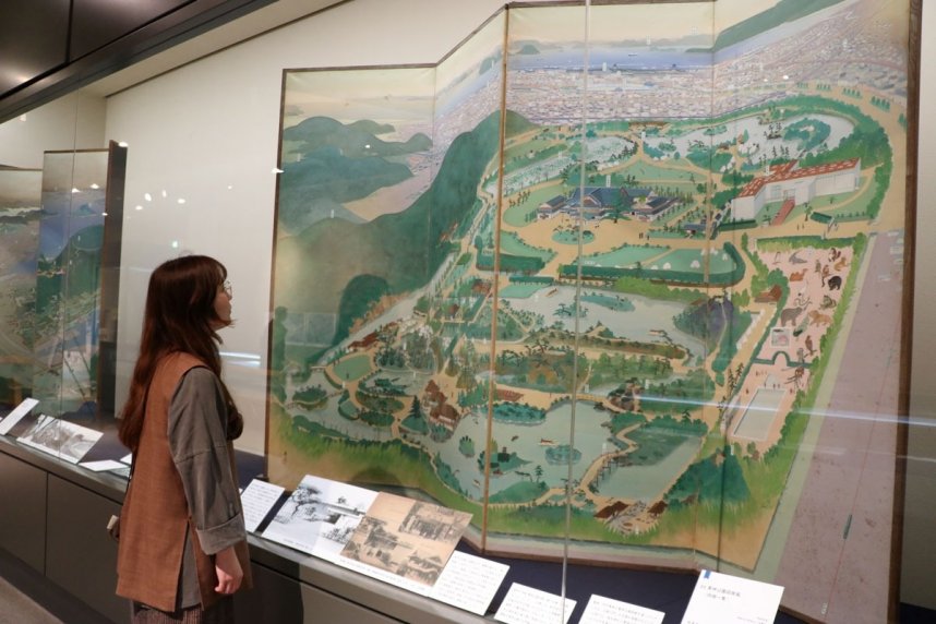 栗林公園を中心に描かれた鳥瞰図のびょうぶ＝香川県高松市昭和町、市歴史資料館