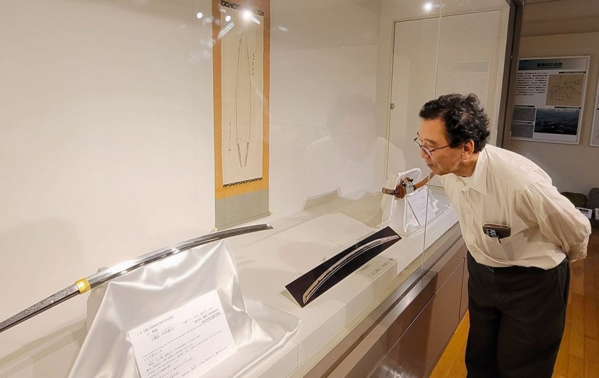 県内の収集家が所有する日本刀などを紹介する特別企画展＝高松市香南町、香南歴史民俗郷土館