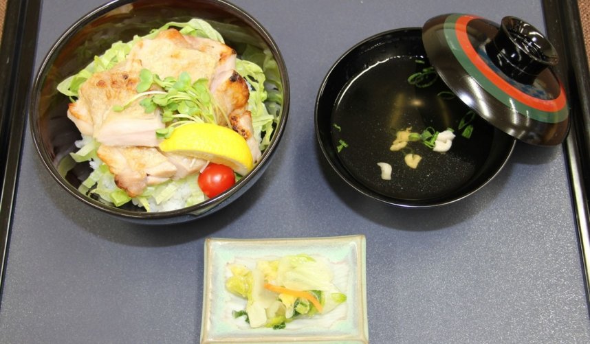 「骨付鶏風！やみつき丼」