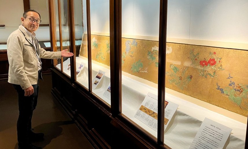 修理作業を終えて展示されている「百花の図」の一部＝琴平町、金刀比羅宮