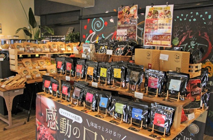 体育館入り口フロアを改装した直売店「ＭＯＺＡＩＫストアー大浜」