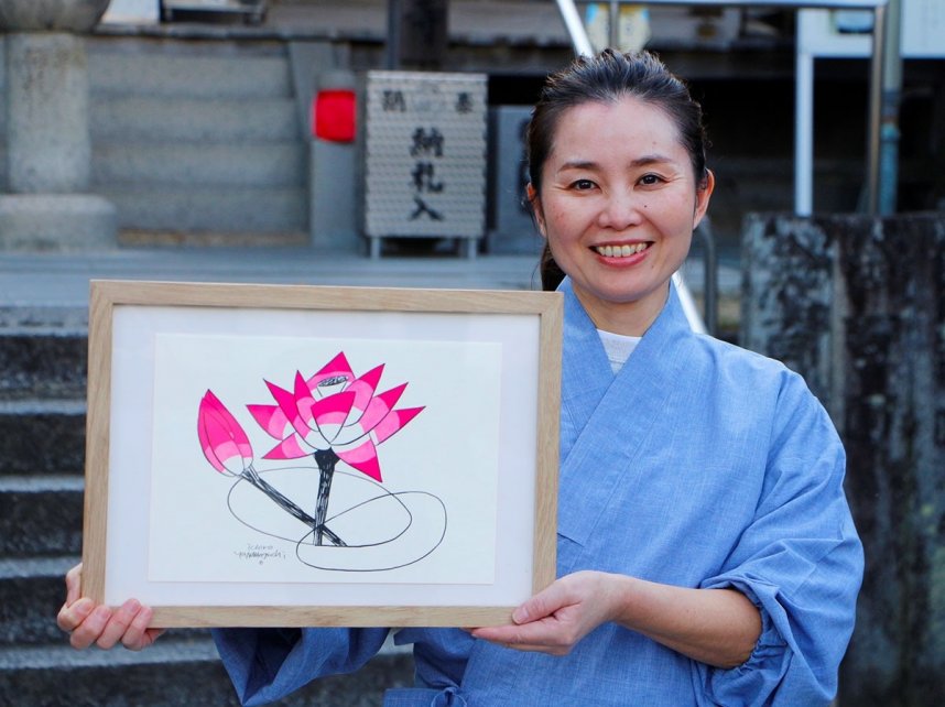 額に入れて飾れる御朱印帳をＰＲする杉本さん＝善通寺市弘田町、甲山寺