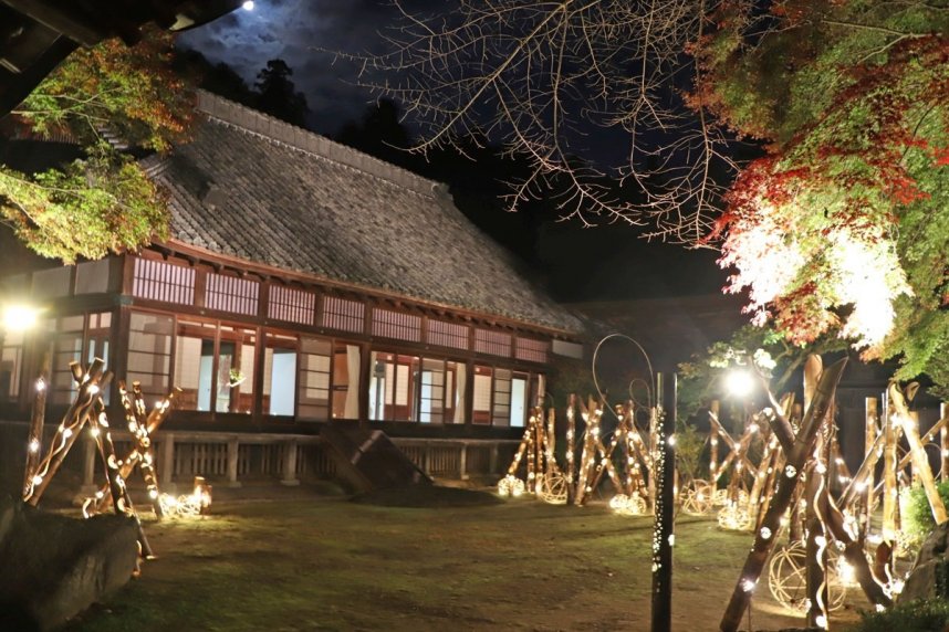 竹明かりなどでほのかに照らされた国の重文の客殿＝香川県坂出市青海町、白峯寺