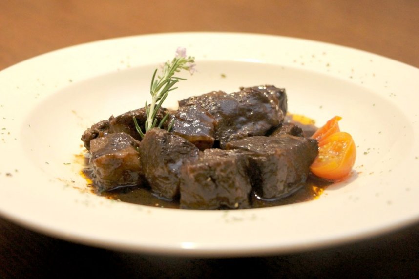 店の看板メニュー「和牛ほほ肉の赤ワイン煮込み」。先代の武田さんからレシピを継承した