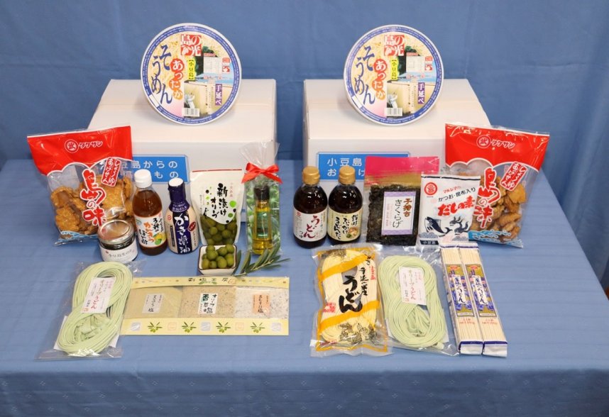 小豆島の特産品を、お歳暮用に詰め合わせた「小豆島オリーブセット」（左）と「小豆島うどんセット」