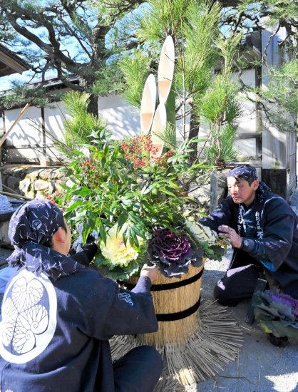 新年に向けて飾り付けられた門松＝香川県高松市栗林町、栗林公園東門