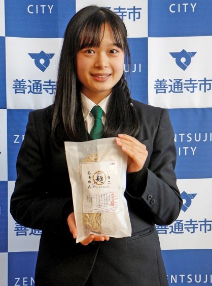 「いりこらぁめん」をＰＲする森岡さん＝善通寺市役所