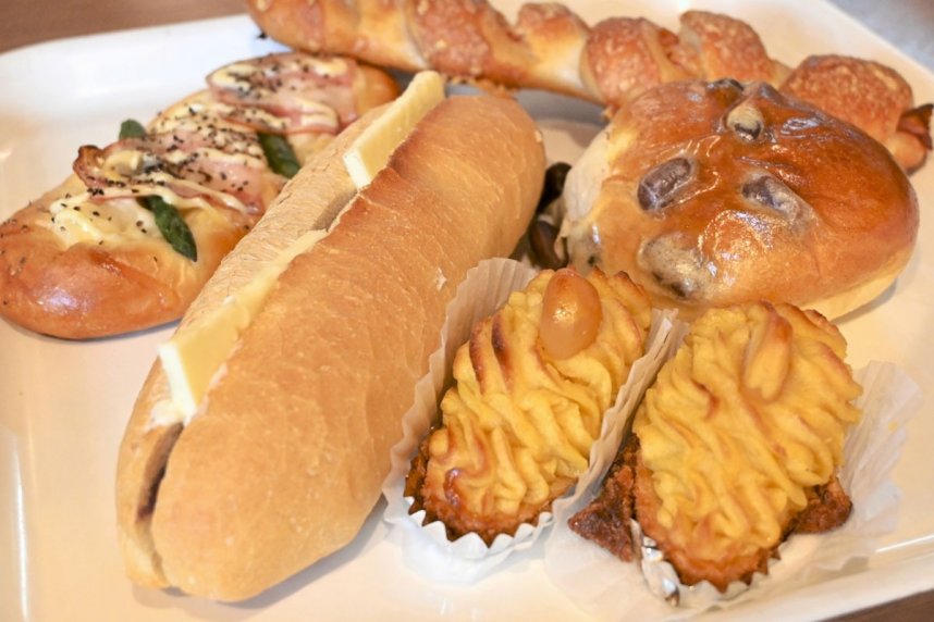 おなじみのフランスパンやスイートポテトを中心に、種類豊富なパンが並ぶ