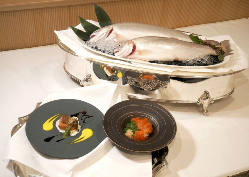 ＪＲ四国が養殖した「ミルクサーモン」（奥）とホテルクレメント高松で提供する料理