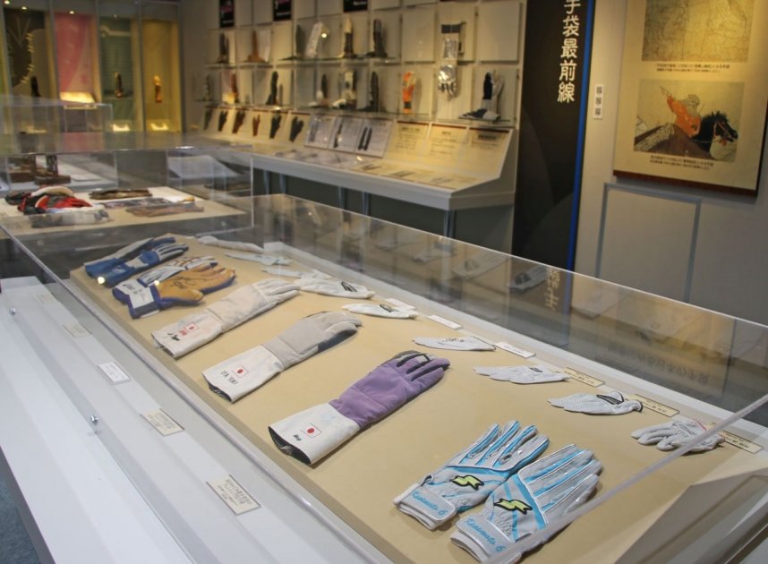 トップアスリートの手袋などが展覧できる＝香川県東かがわ市湊、香川のてぶくろ資料館