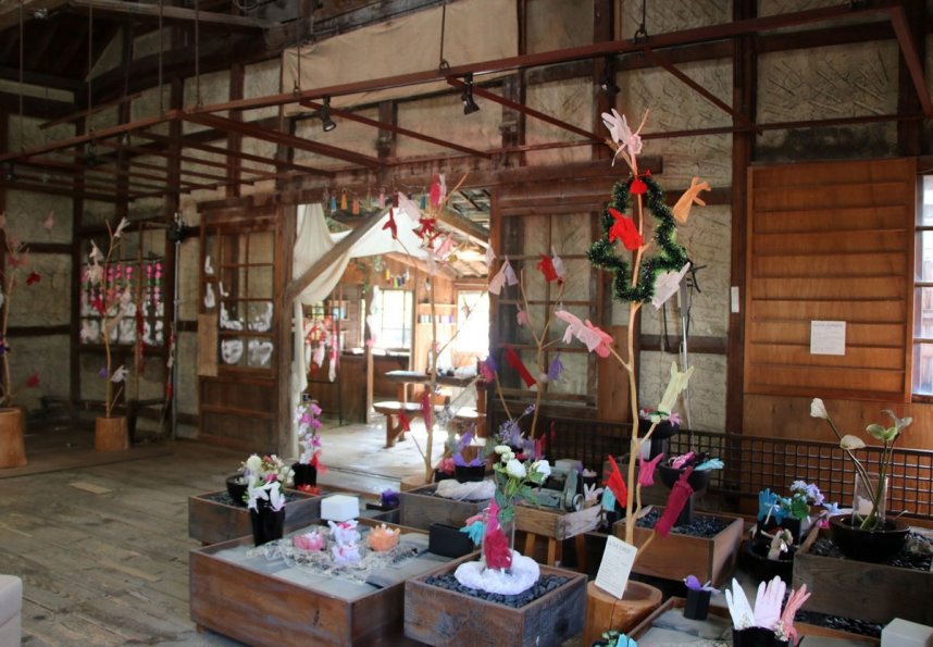 森をイメージしてカラフルな手袋で飾り付けた展示スペース＝香川県東かがわ市引田、東かがわ手袋ギャラリー