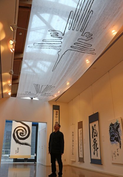 ナスカの地上絵などを題材にした作品について解説する太田＝香川県高松市塩江町、市塩江美術館