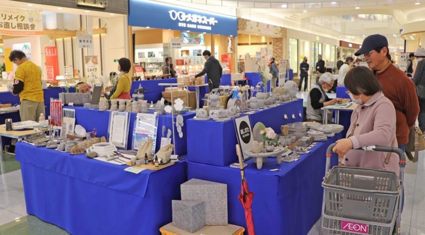 丸亀うちわや庵治産地石製品など、１０品目の県伝統的工芸品が並ぶフェア＝香川県綾歌郡綾川町萱原、イオンモール綾川