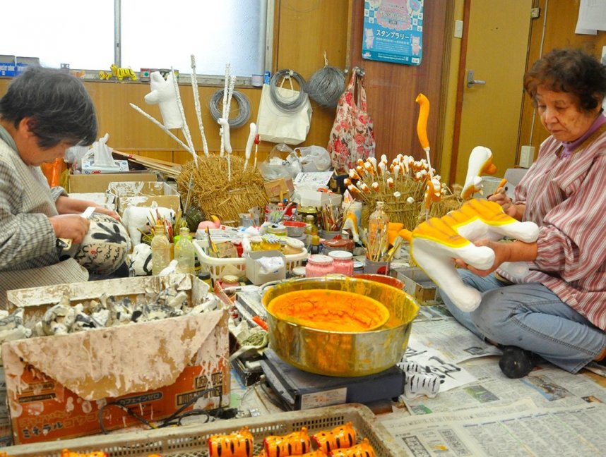 一つ一つ丁寧に手作りする５代目の田井艶子さん（右）と綾さん