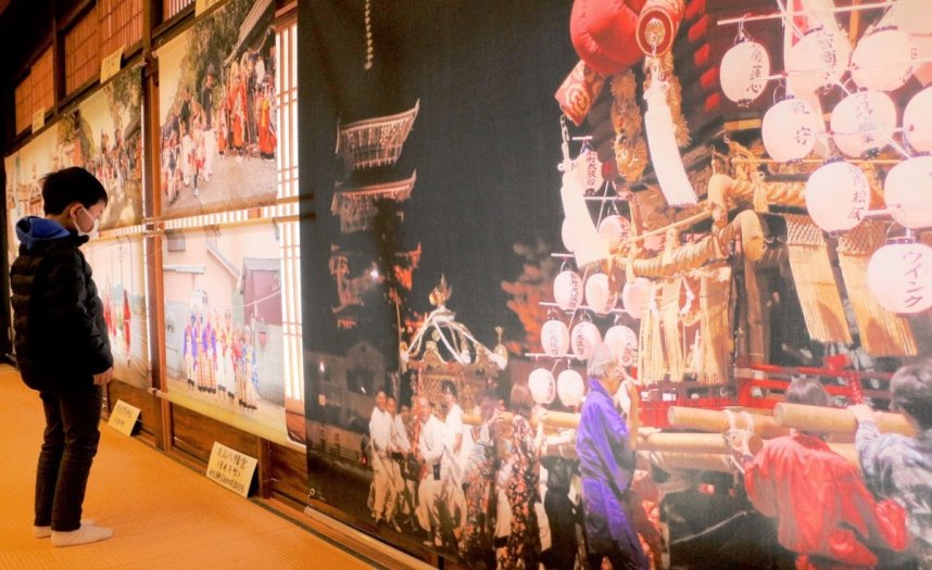 祭りの熱気を伝える作品が並ぶ写真展＝善通寺市善通寺町、市観光交流センター