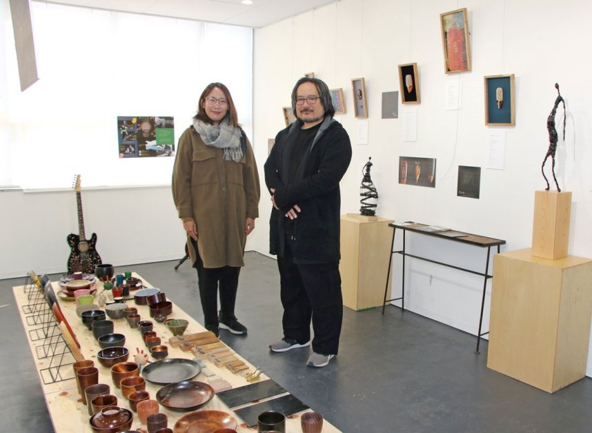 来場を呼びかける土田（左）と松本＝香川県高松市北浜町、デザインラボラトリー蒼