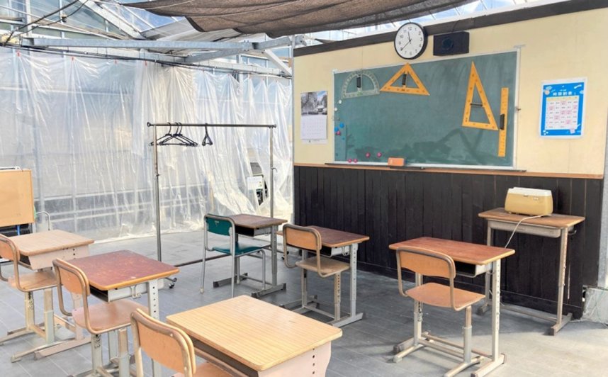 教室を模した休憩スペース。どこか懐かしい気持ちになる＝香川県三豊市財田町「がっこうのイチゴ園　財田上」