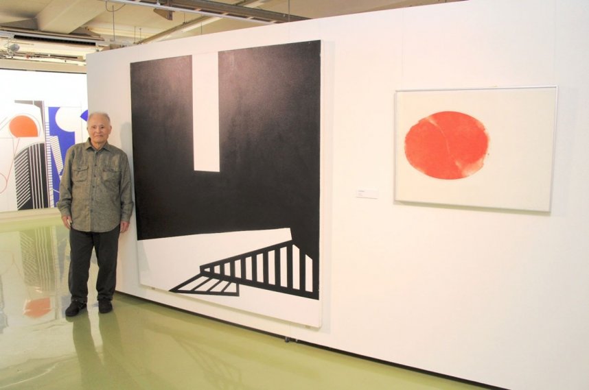 「Ｂｌａｃｋ　ａｎｄ　Ｗｈｉｔｅ＃１０」の横に立つ川島＝高松市亀水町、川島猛アートファクトリーミュージアム