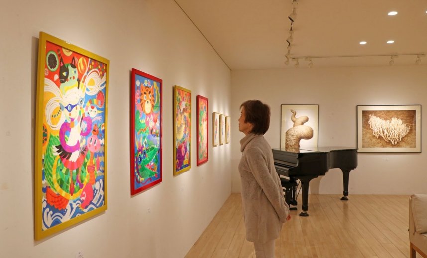 セピア色の焼き絵とカラフルなイラストが並ぶ２人展＝香川県高松市中野町