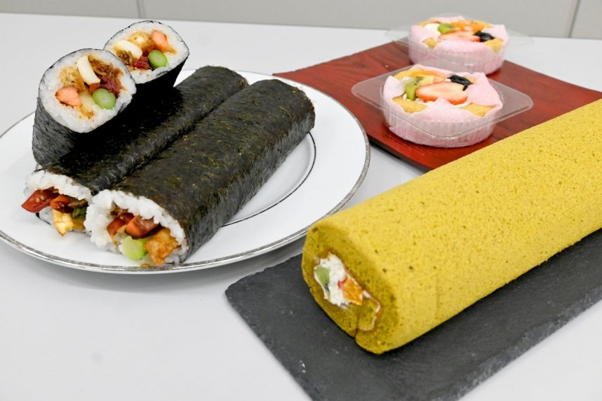 瀬戸内海国立公園指定９０周年を記念した「さぬきまるごと恵方巻『スペシャルマリン』」（左）と「さぬき恵方ロール」