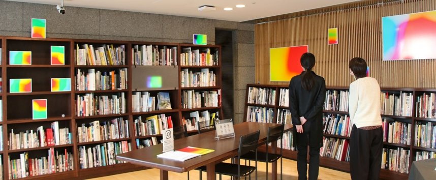 赤や青などカラフルな作品が並ぶ企画展＝高松市紺屋町、市美術館
