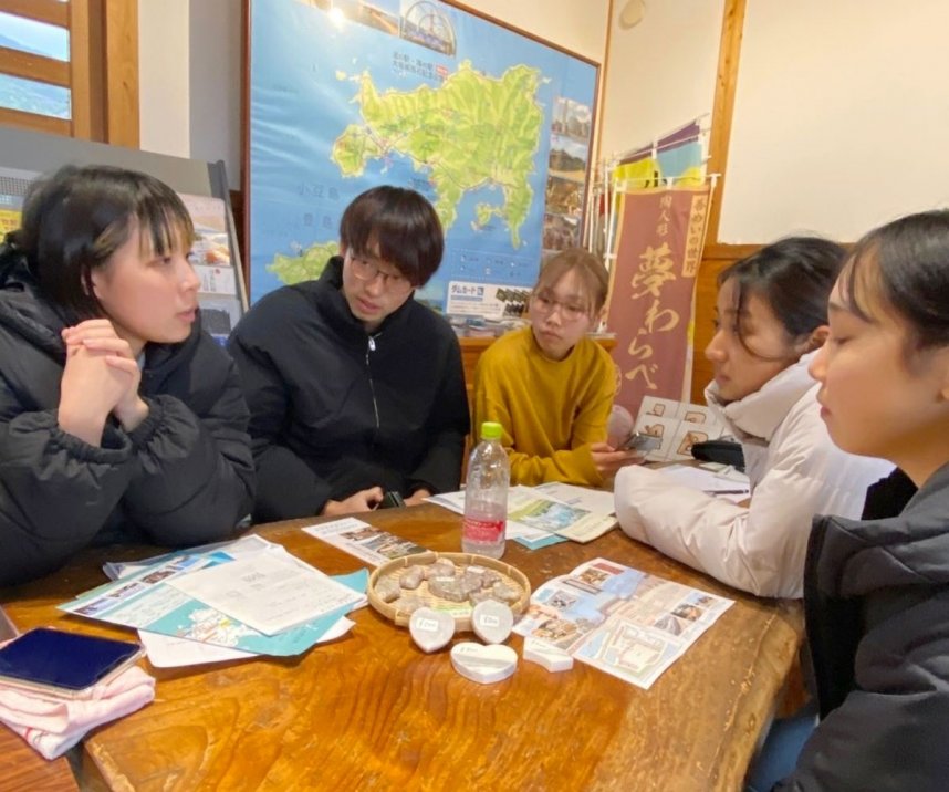 花こう岩をモチーフにしたお土産について考える香川大の学生たち＝２０２３年９月、土庄町小海の道の駅「大坂城残石記念公園」