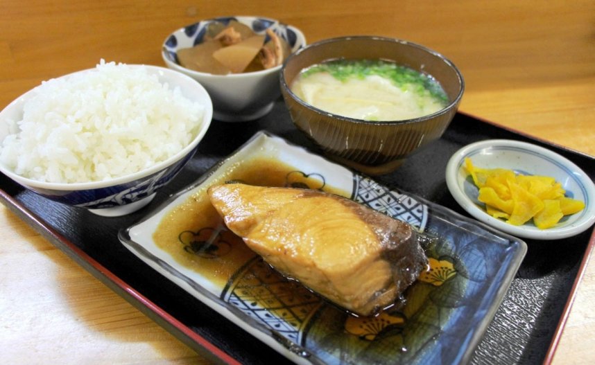 昼の定食メニューは一律９００円。この時季の人気はブリの煮付け