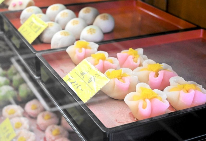 ショーケースには美しい和菓子が並ぶ