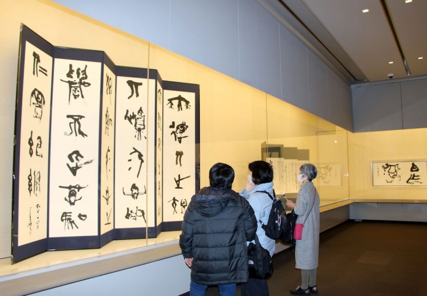 初期から晩年の約８０点が並ぶ遺作展＝高松市玉藻町、県立ミュージアム