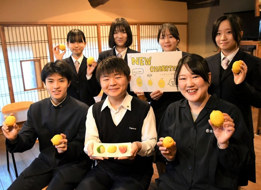 和菓子をデザインした高木さん（前列中央）ら生徒と和菓子職人の桑田さん（同右端）＝香川県丸亀市米屋町、宝月堂