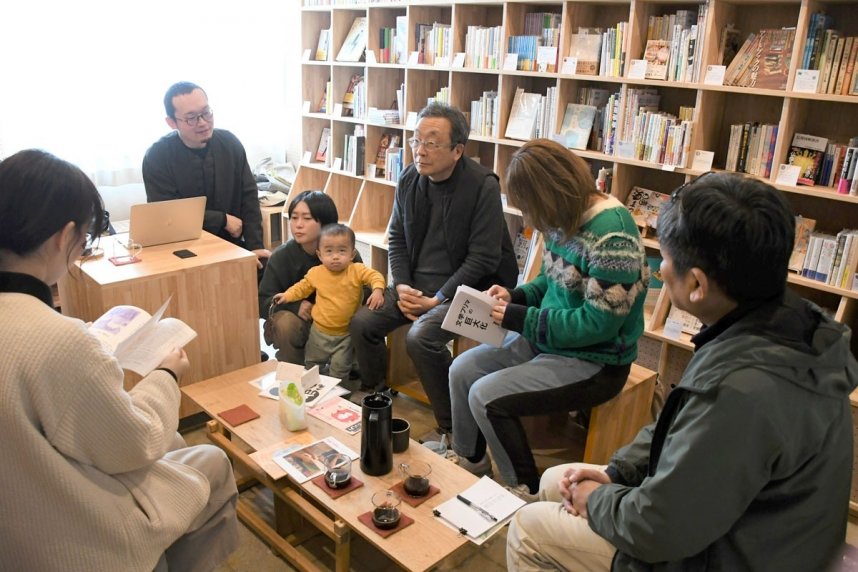 編集会議で「ＺＩＮＥ　ＭＡＲＴ」の内容を議論する参加者＝丸亀市山北町、城南書店街