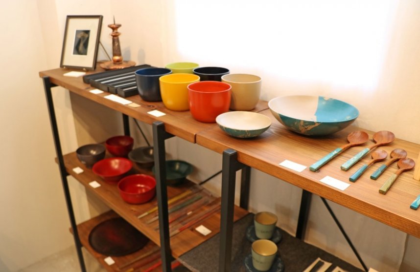 カラフルな漆器などが並ぶ店内