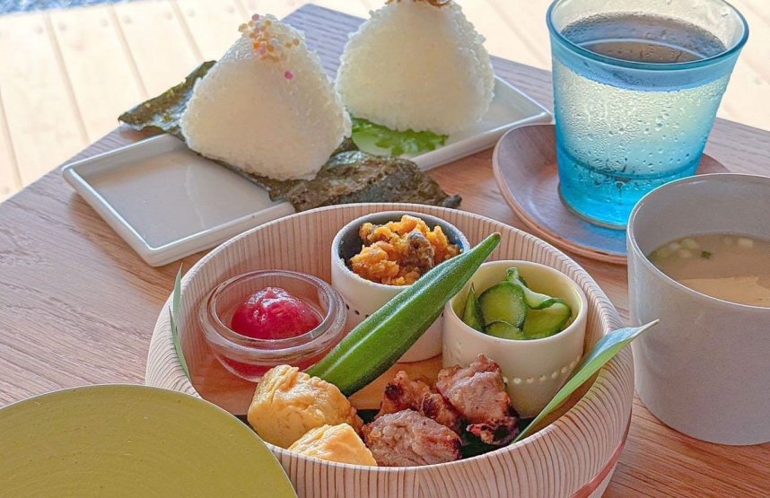 「讃岐桶樽」に入って運ばれてくるおにぎりランチ