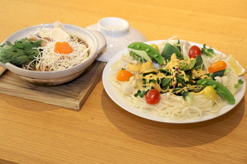 そうめんを季節の野菜と合わせてサラダ仕立てなどにしたオーキドホテルのメニュー