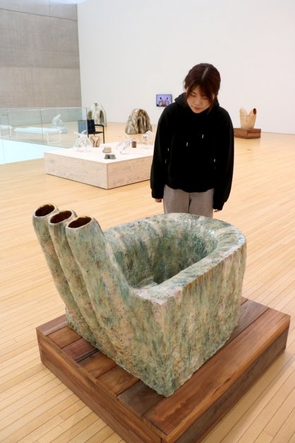 穴やくぼみのある陶彫作品が並ぶ西條茜展＝香川県丸亀市浜町、市猪熊弦一郎現代美術館