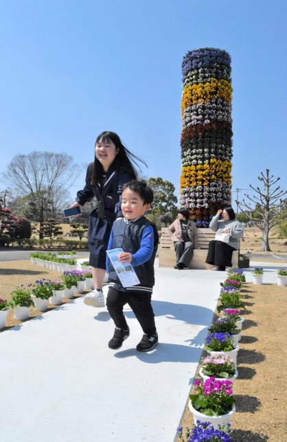 「さぬきフラワーガーデン」のシンボルとなるフラワータワー＝高松市香南町