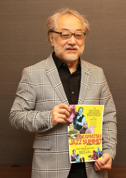 高松国際ジャズ音楽祭への来場を呼びかける藤原さん＝香川県高松市番町、四国新聞社