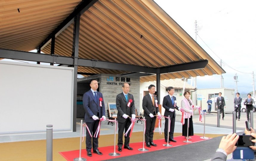 ＪＲ引田駅の新駅舎完成を祝ってテープカットを行う上村市長（中央）や四之宮社長（右から２人目）ら＝香川県東かがわ市引田