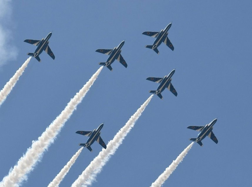 華麗な飛行を披露するブルーインパルス（航空自衛隊提供）
